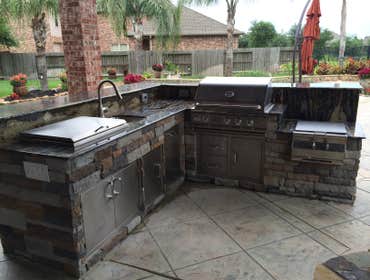 Outdoor Kitchens & Living Areas