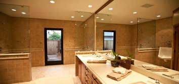 Guest bath w/ outdoor shower