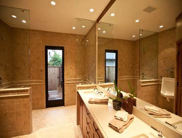 Guest bath w/ outdoor shower