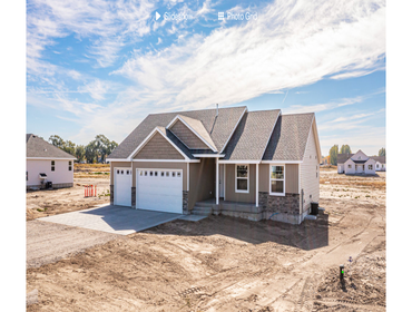 Photos by Scott Briscoe Construction #1 New 3400’ single family home on 1 acre. This home is finished and ready to go. Basement is unfinished.
