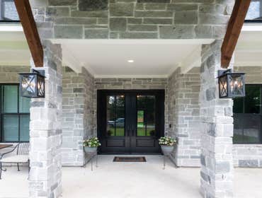 McKee ABOUT THIS HOME
As with any Framestead custom home, no detail was missed on the McKee house. Subtle modern touches pair well with rustic details 