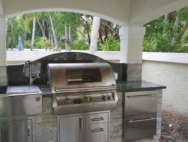 Outdoors kitchen