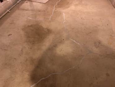 Spidering floor cracks