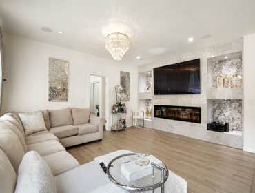 custom-built fireplace feature Elegant. Modern. Timeless.
This custom-built fireplace feature wall combines sleek marble finishes, LED-lit niches with