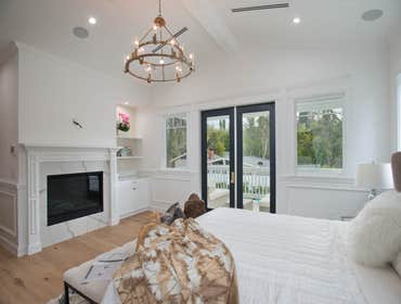 19348 Collier St, Tarzana, CA 91356 Brand new construction Cape Cod situated in the heart of Tarzana South of the Blvd, just a block from Ventura Blvd'