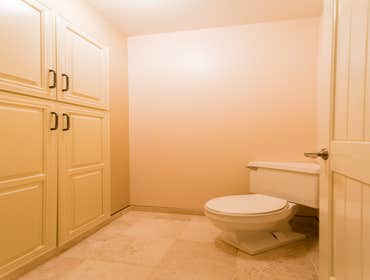 Closet, toilet
