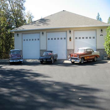 Custom Built Shop This beautiful custom built shop is 3900sq. ft. with 16ft high cellings, 10,000 lb car lift. Includes heating and air conditioning.