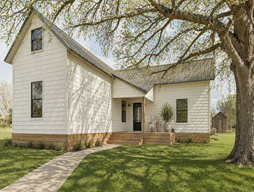 Farmhouse by DHY Texas Builders