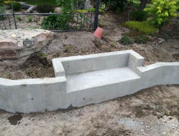 retaining wall w/bench
