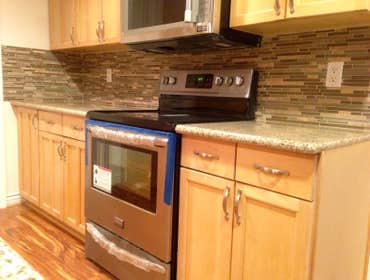 Beaverton kitchen remodel Beaverton kitchen remodel
Granite counter tops
Tile back splash
Under mount sink
Cabinets installation
Laminate floorin
