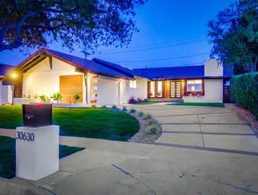 COMPLETE RESIDENTIAL REMODELING D-LUX FLOORS HAD TO REMODEL THIS RESIDENTIAL HOME LOCATED IN RANCHO PALOS VERDES CA. WE STARTED FROM DEMOLISHING INTERI