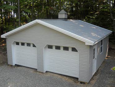 24’ W X 24’ L X 8’ 4” H (ID# 385) Dimensions:
24’ W x 24’ L x 8’ 4” H
24’ Standard Trusses, 4’ on Center,
4/12 Pitch
Colors:
Siding: Vinyl Sidin