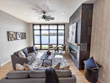 MODERN LAKE HOUSE
