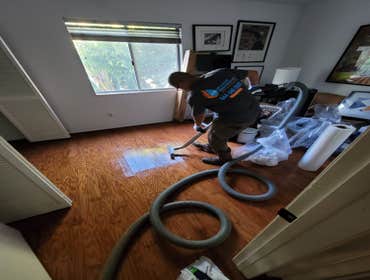 Water extraction from hardwood floor in Los Angeles