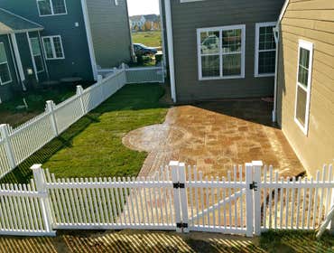Picket Yard Vinyl Fence