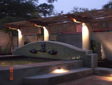 ...different view of fountain.