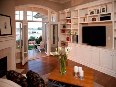 Cape-Cod-inspired lake home