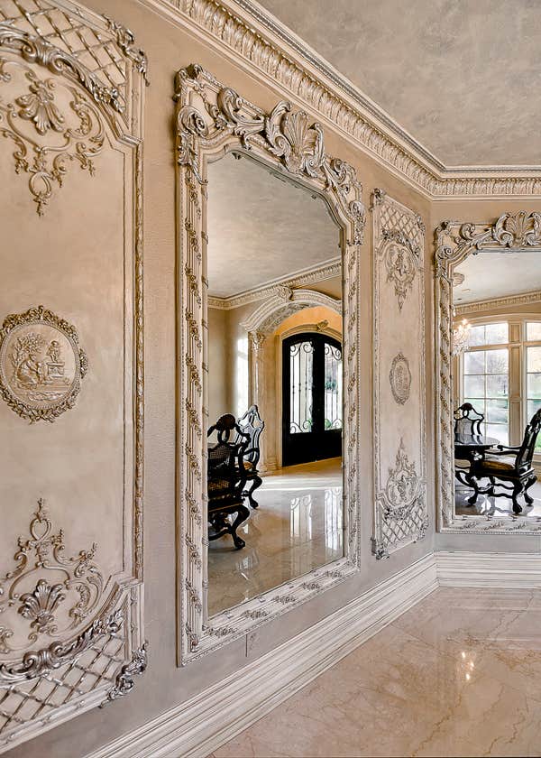 Formal dining room plaster