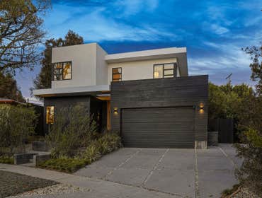 Halderman Street Los Angeles This modern Mar Vista compound offers a tranquil retreat with seamless indoor-outdoor living. The custom-built home featur