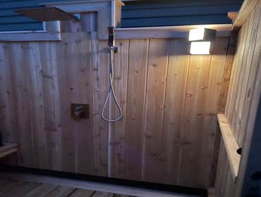 Photos by Wu Construction Outdoor shower