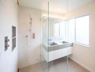 Rhode Island St, San Francisco 2 Bathroom remodeling project focused on concrete surfaces with minimalist details to achieve comfort and re-freshness.