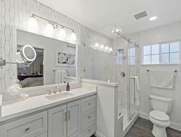 Luxurious Bathroom Remodel Our client was over the moon after the transformation of their old bathroom!
This luxury bathroom remodel is the perfect com