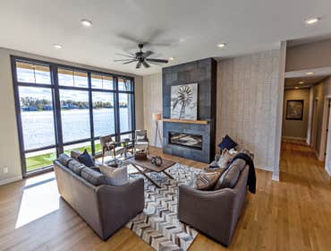 MODERN LAKE HOUSE