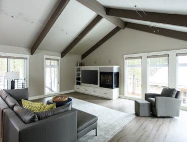 Fawn This home is an example of modern meets nature. Nestled in the heart of Sunriver, this two story house mixes clean lines and neutral colors with w