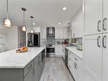 Photos by Homez Remodel #2 This is a kitchen we fully Renovated in 4 weeks.
this was so much fun and Kristen and her husband where thrilled with the en