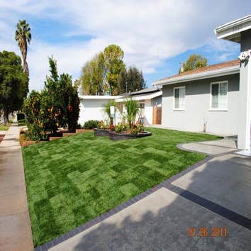 JACK'S NEW FRONT YARD We took out all old Landscaping & Sprinkler's & Installed all new Hardscaping & new
Landscaping !