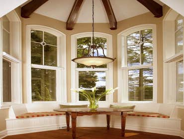 Cape-Cod-inspired lake home