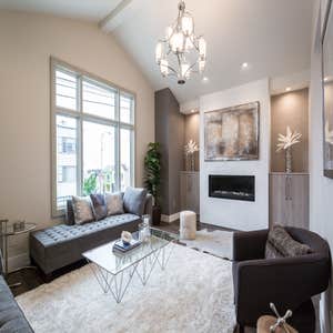 Living room with a gas firepla