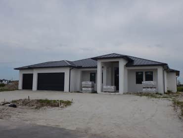 Custom Home 4/3 with circular driveway and 3 car garage