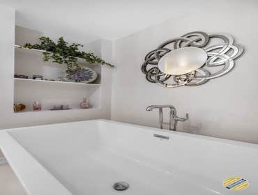 Luxury Bathroom Switch off from the outside world and be alone with your thoughts with a newly remodeled bathroom. Get a relaxing atmosphere ? and a sp