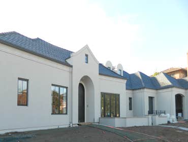 4-coat Stucco in Cupertino New 4-coat stucco on custom new construction home in Cupertino featuring Benjamin Moore 'Annapolis Grey'.