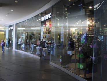 Hot Topic Installation of Storefront Glass