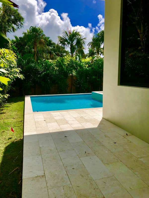 New build: Shellstone Pool Deck, Coping, and Patio by Shosh vant Verlaat, Hardscape Designer