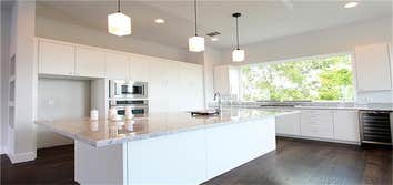 1523 Isabella Four gated townhomes between downtown and the medical center in the museum district.