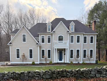 Full Exterior Painting – Large Residential Home This project involved a complete exterior repaint of a large residential property, including the main h