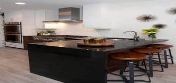 Kitchen with peninsula