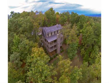 Blue Ridge Custom cabin in Blue Ridge Georgia
4000 sq. ft. 5 bedrooms 5 1/2 baths