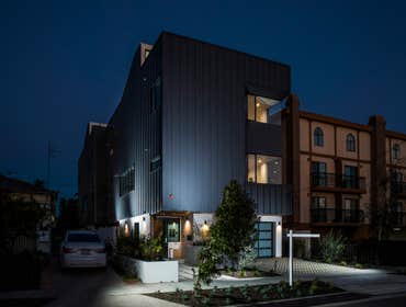 VISTAS DUALES DEL CIELO Vistas Duales Del Cielo, embodies the luxury beach lifestyle of Venice. Located at 2478 Penmar
Avenue Venice, CA 90291, this in