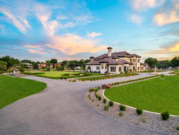 Elora Estate The Elora Estate has the most incredible views located right on the river. Additionally, every golf lover’s dream comes true with the putt