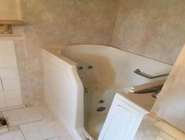Walk-in Therapeutic Tub