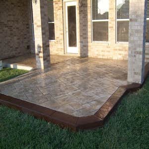 patio with border