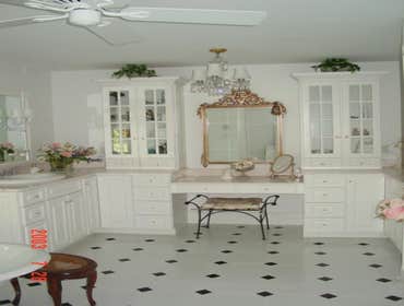 Doug Williams Custom Building Photos 222 Pine Street Remodell from 1500 sft Antique Farm House
3 Bed, 4 bath, 2 kitchens 3 car garage, media room. See 