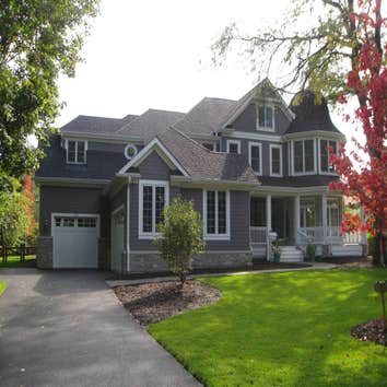 Deerfield Residence Enjoying a generously sized lot, this home enjoys both indoor and outdoor spaces. Natural light serves as the guiding theme. The op