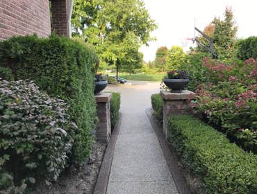 exposed aggregate walks photo by Potoroka Concrete