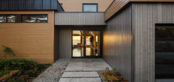 Project 14-513 Inspired by our 80’s collection, the home is built on a flat lot with a spectacular view of Lake St-Francois. This architectural work is