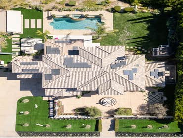 Poema Luxury Landscape Design Experience the elegance of this expansive landscape project, featuring perfectly manicured artificial turf, strategically
